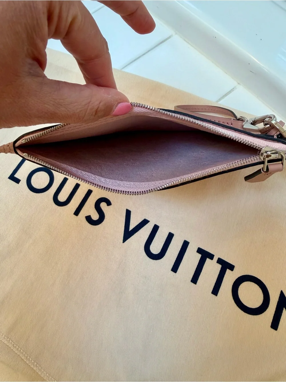 Louis Vuitton Mahina Girolatta Magnolia Handbag Pink